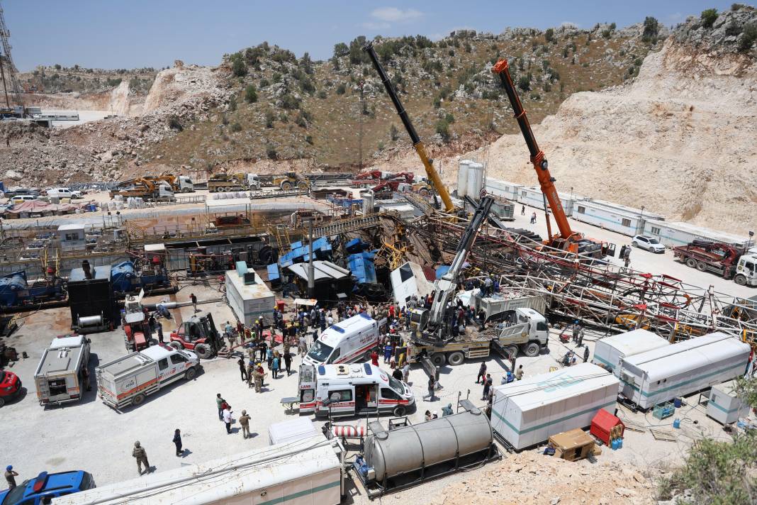 Gabar Dağı'nda ölen mühendise son veda! Petrol sahasında sondaj kulesi devrilmişti 33